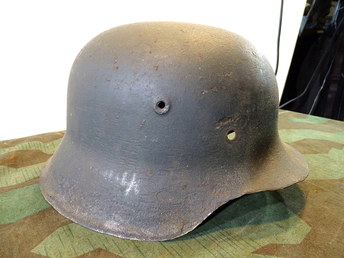 Stahlhelm Wehrmacht M 42 , Umriss Wappen zu erkennen
