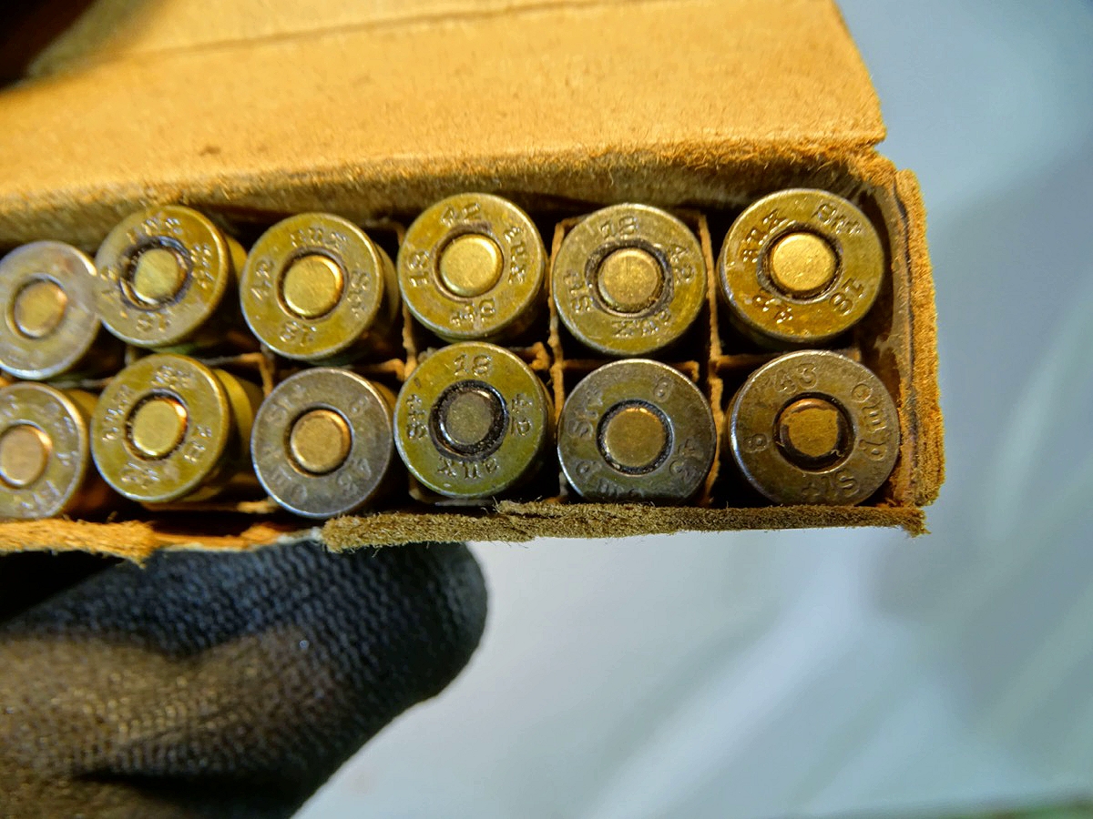 16 Deko Pistolen Patronen 08, Lackierte Stahlhülsen, alle von 1942/43, mit Originalschachtel, 2. Weltkrieg 