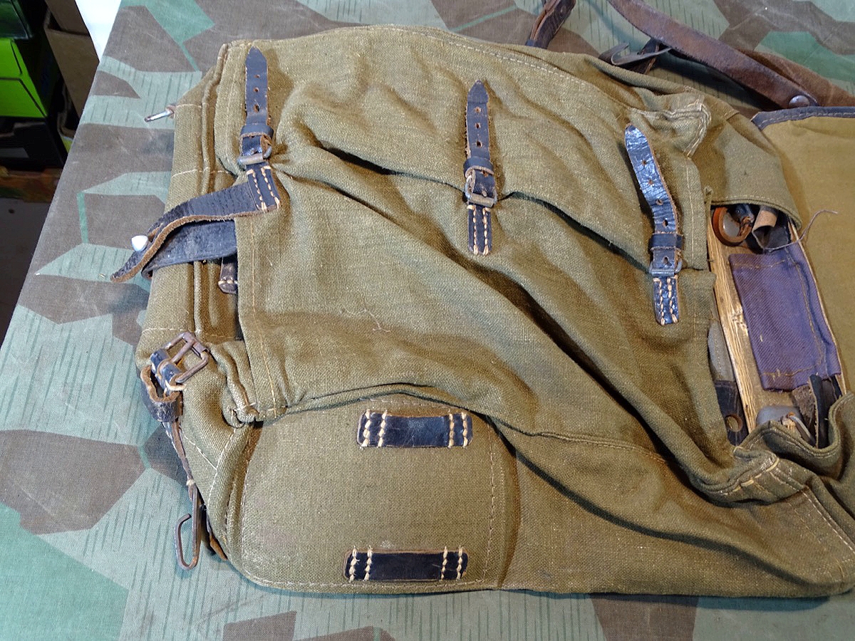 Wehrmacht / Waffen SS Tornister (Affe), Modell 39 "K.W.K 1942 "   mit gutem Fell und kpl. Beriemung