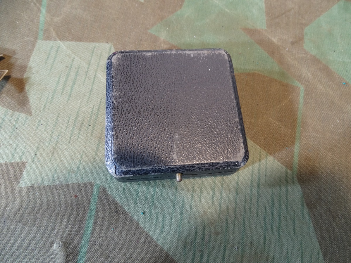Eisernes Kreuz 1. Klasse 1914 mit Etui. Magnetischer Eisenkern, gewölbt, 800er Silberstempel