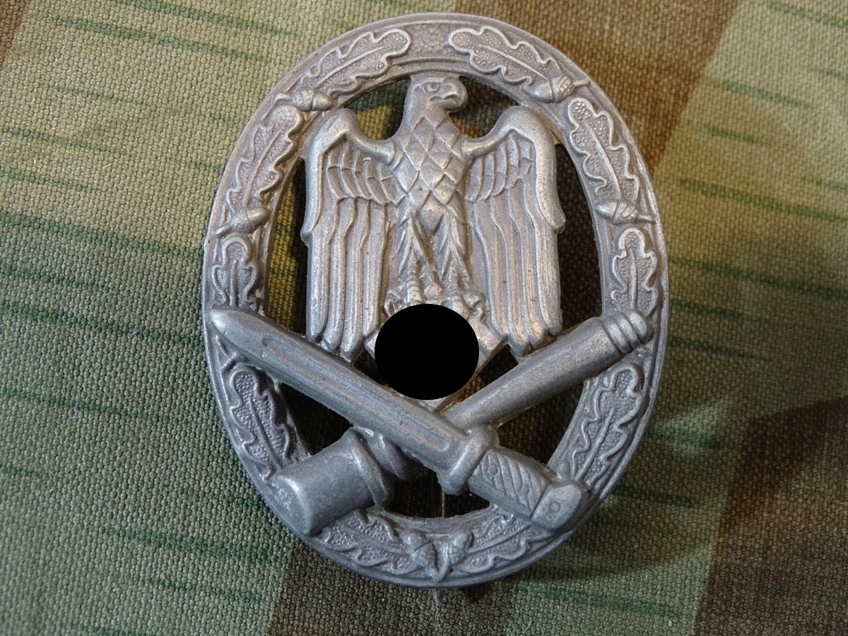 Allgemeines Sturmabzeichen mit Hersteller "R.S.": Feinzink versilbert, Nadelhaken alt repariert. 