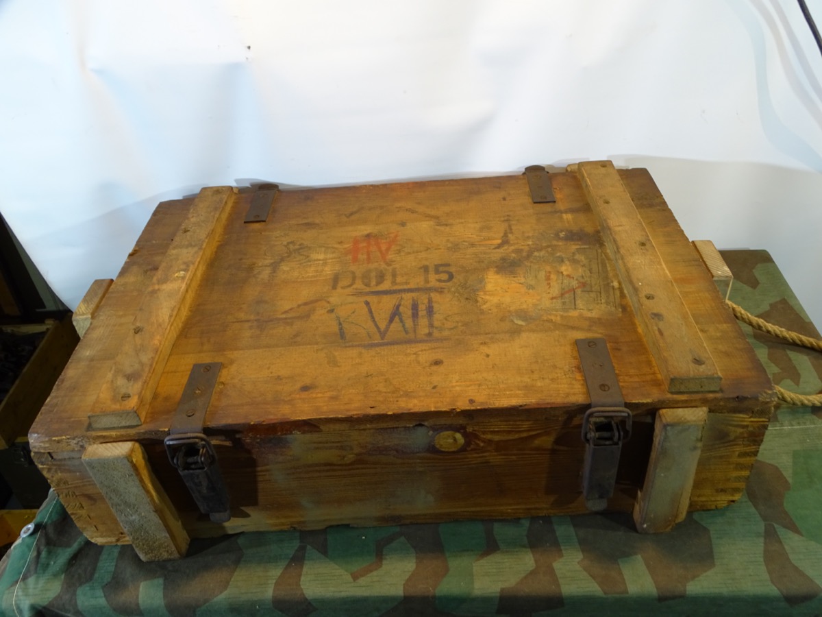 Transportkiste für Munition für 15 cm-Nebelwerfer 41. "DOL 15" Original- Beschriftung, Etiketten 1944
