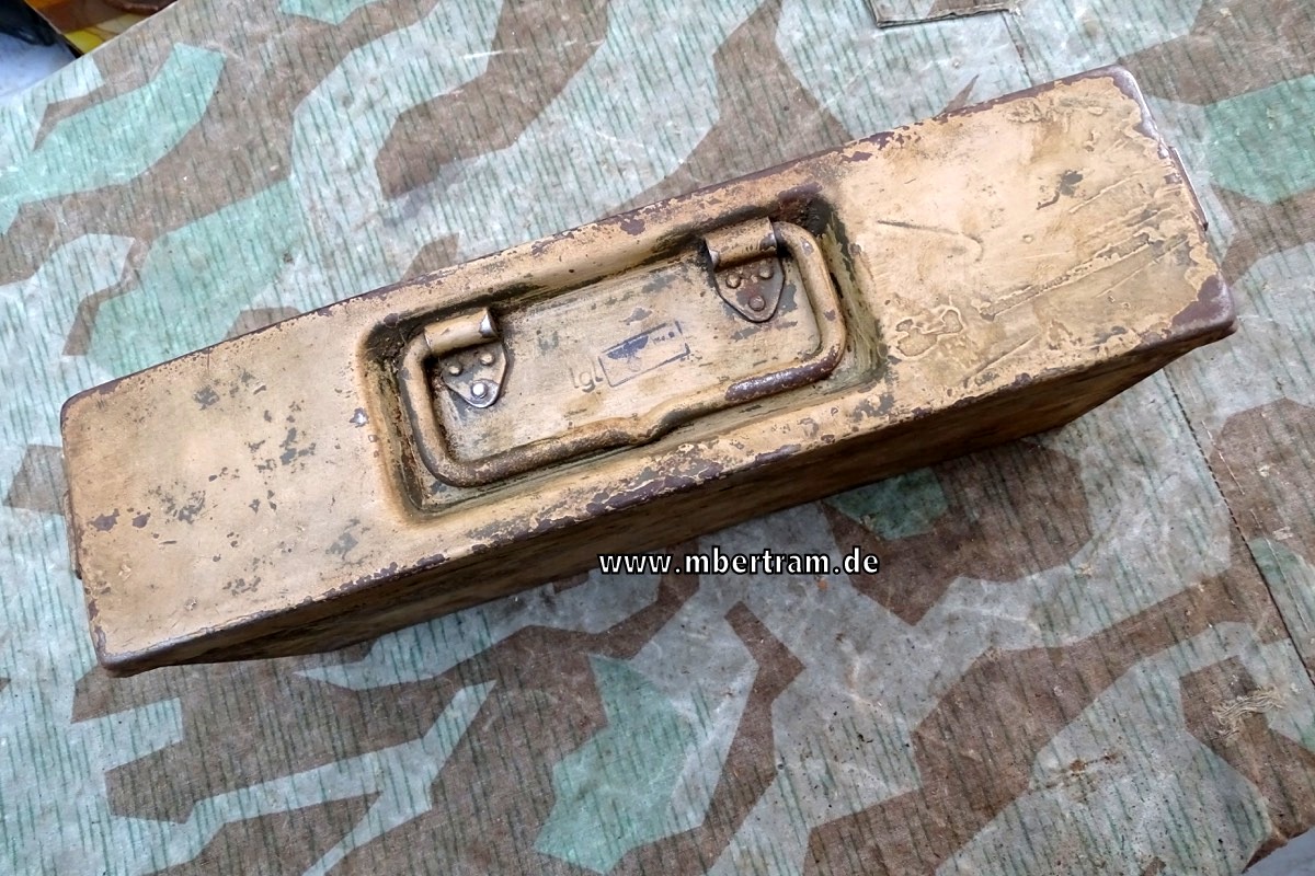 MG 34/42 Patronenkasten 41 Hst.: "lgl, WaA "  gestempelt. Lehmgelb