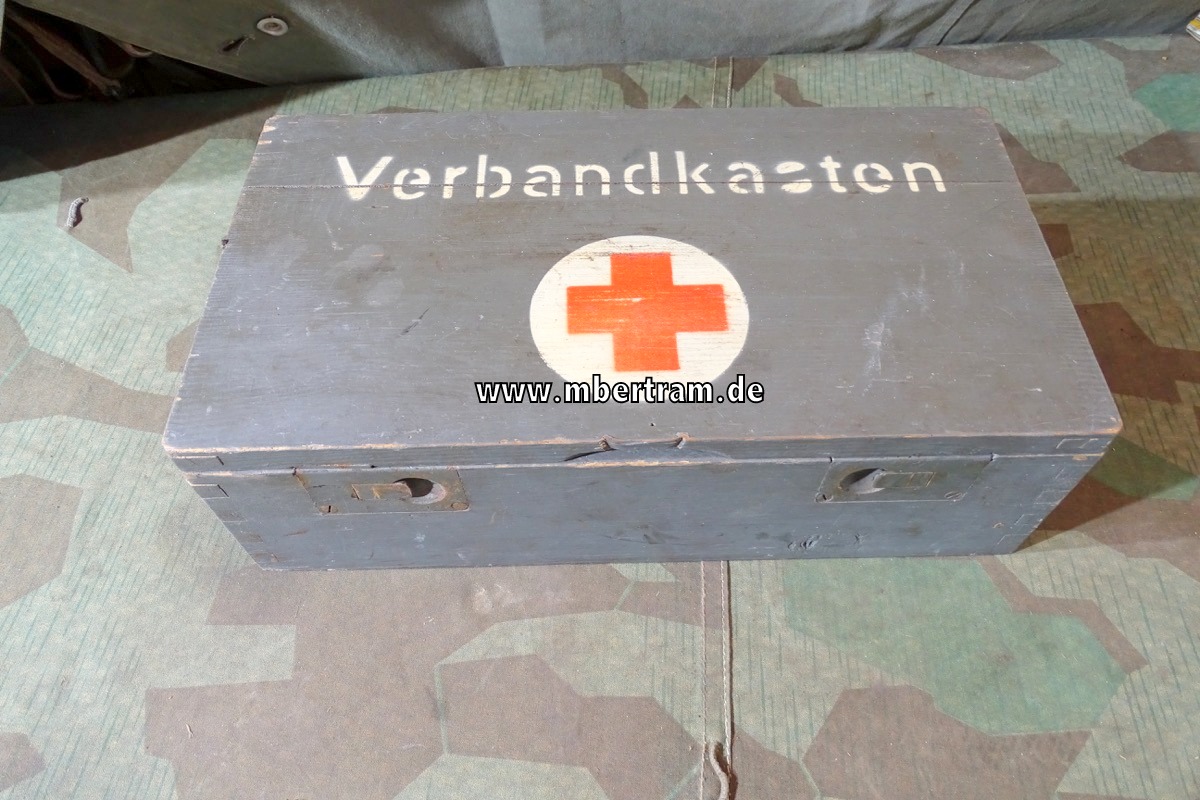 Wehrmacht KFZ Verbandkasten, Holz, feldgrau mit Beschriftung, ohne Inhalt