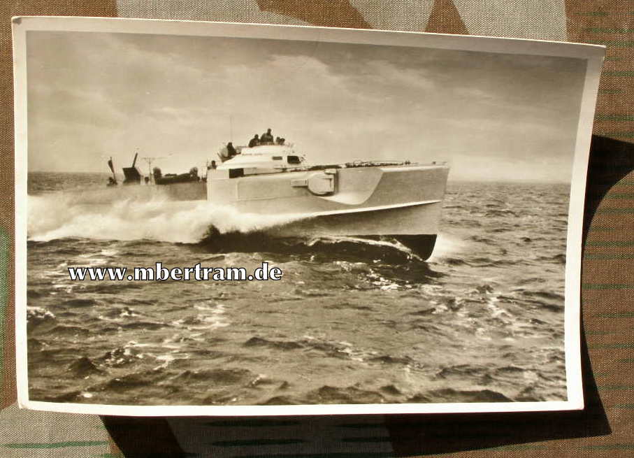 Propagandapostkarte: Schnellboot m. gepanzerter Brücke