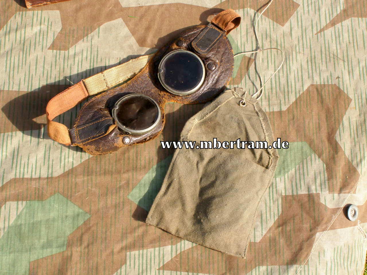 Wehrmacht Kradfahrerbrille, Leder, Schutzhülle, 1943