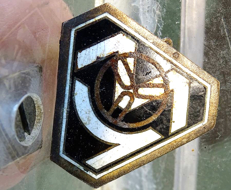 Anstecker mit historischem Firmelogo? oder Motorsportverein? "My" Buntmetall, emailliert, uns unbekannt