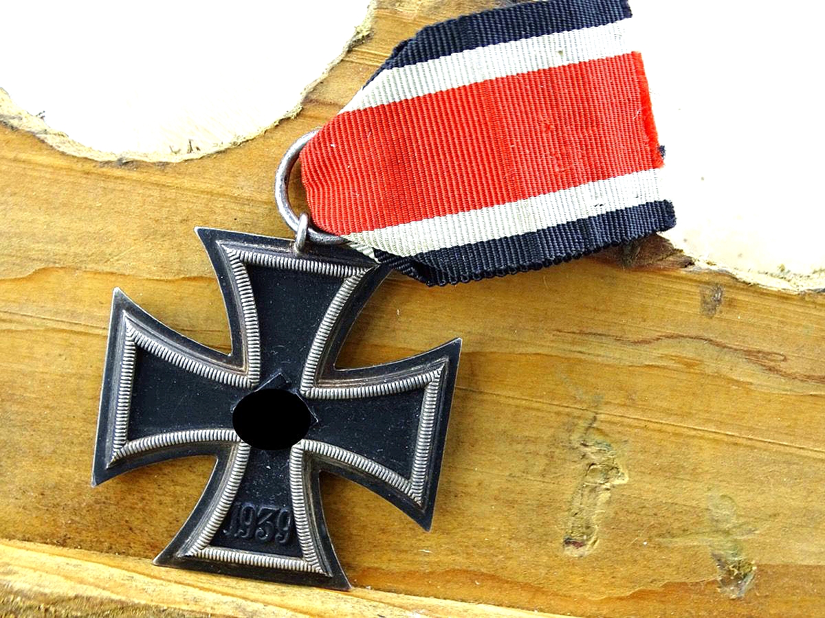 Eisernes Kreuz 2. Klasse 1939, Eisenkern, ca. 80% Schwärzung, Hersteller 65 mit Band