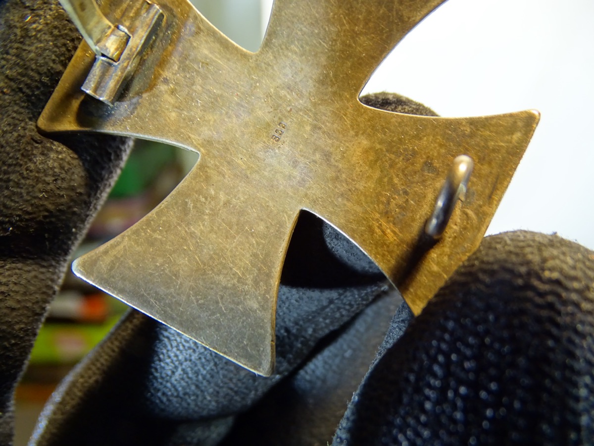 Eisernes Kreuz 1. Klasse 1914 mit Etui. Magnetischer Eisenkern, gewölbt, 800er Silberstempel