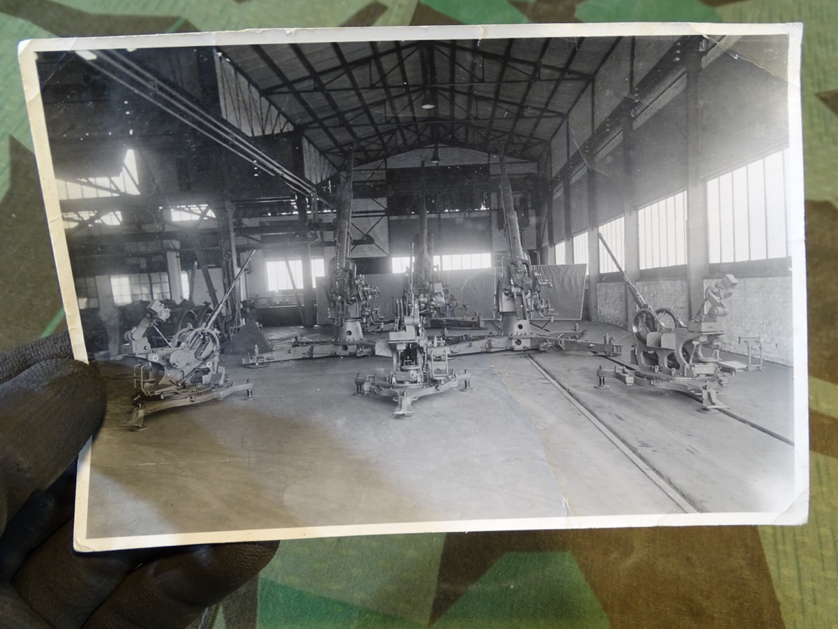 Scharfes Foto 16,5x11 cm: Militär Halle mit Flugabwehr Geschützen, 8,8cm, 2 cm etc. 