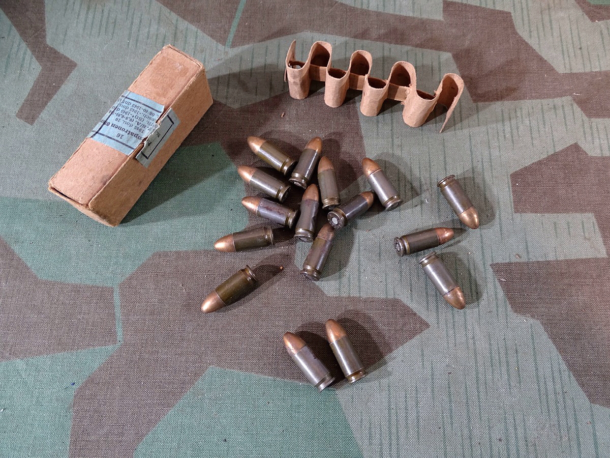 16 Deko Pistolen Patronen 08, lackierte Stahllhülsen, alle ( nrgl.) dou 1945 gestempelt, Originalschachtel, 2. Weltkrieg,  16 Deko Pistolen Patronen 08, lackierte Stahllhülsen, alle ( nrgl.) dou 1945 gestempelt, Originalschachtel, 2. Weltkrieg,