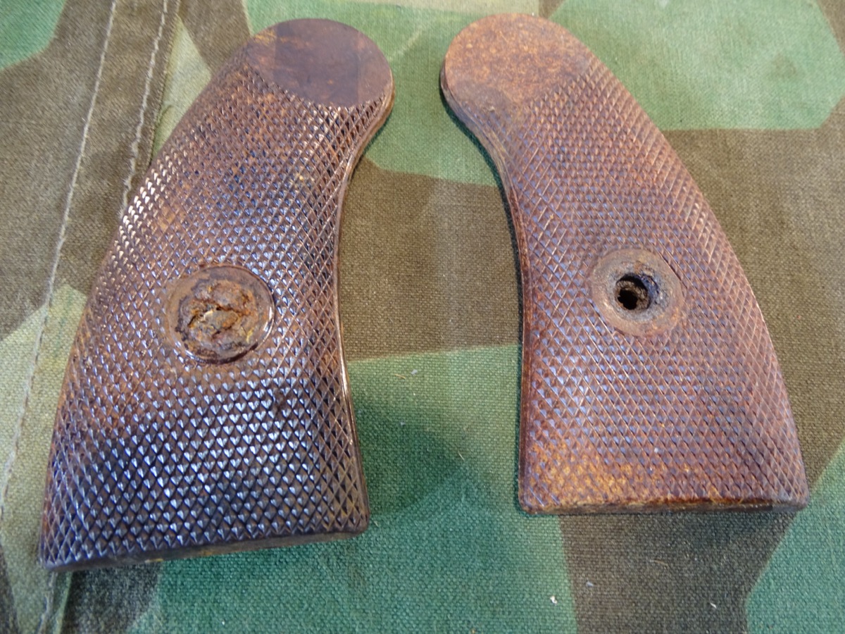 Paar Original Bakelit Grippanels / Griffschalen Walther Heeres Leuchtpistole Modell 1934 und Kampfpistole. 
