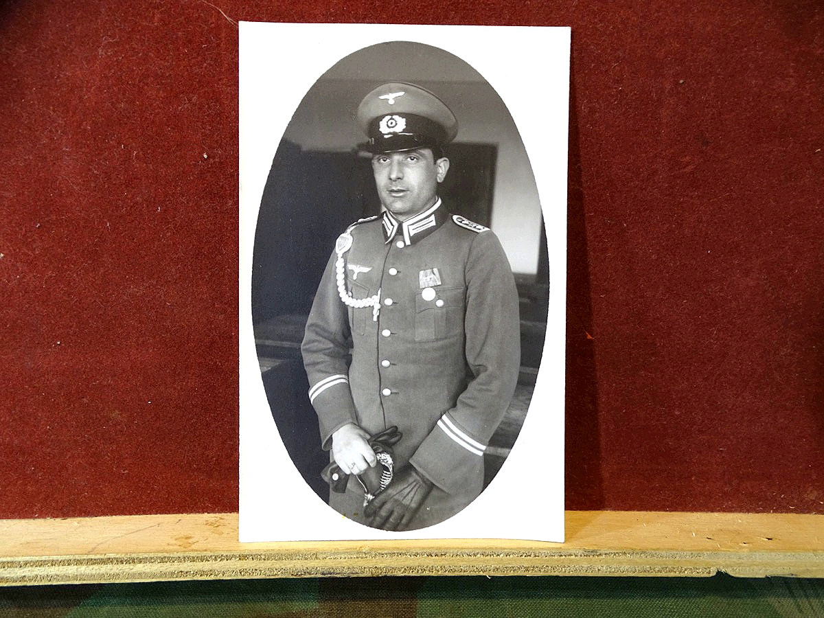Portrait Postkarte, ( Pionier ? )Haupt Feldwebel " Spieß" mit " Kolbenringen", Schirmmütze, Löwenkopfsäbel,
