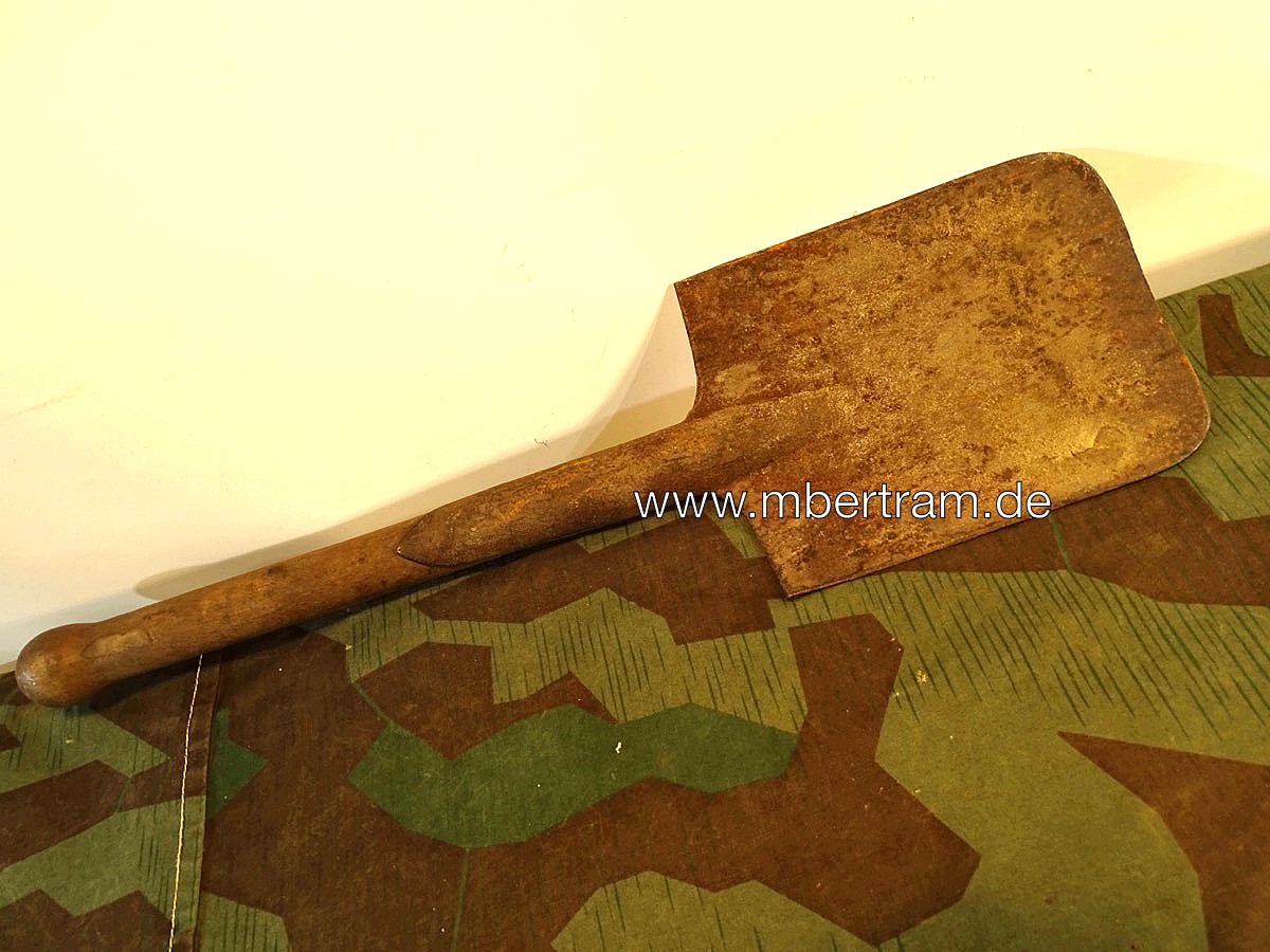 Wehrmacht Feldspaten / Schanzspaten , gebraucht, ungereinigt.