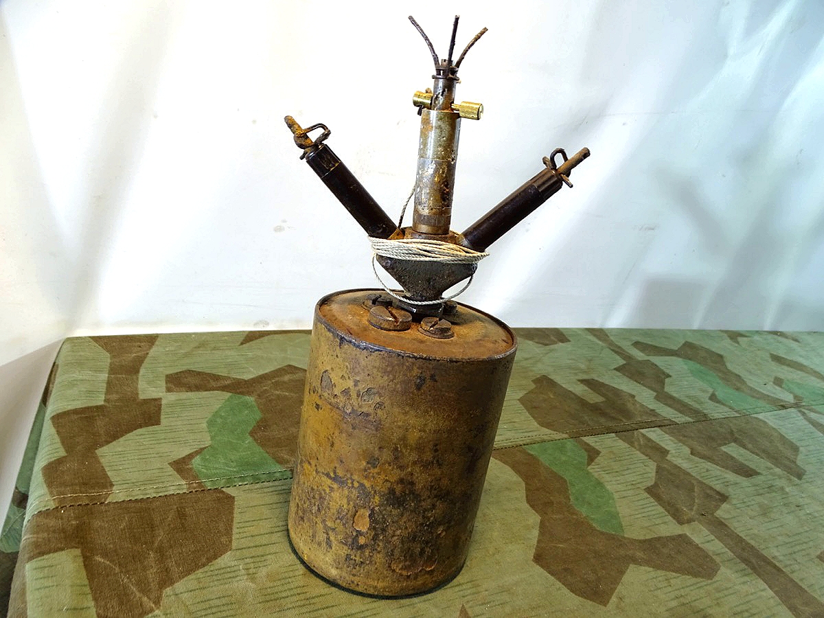 S Mine 35 (Springmine/ Schrapnellmine 35) bekannt als  "Bouncing Betty" mit 3 Zündern  S Mine 35 (Springmine/ Schrapnellmine 35) bekannt als  "Bouncing Betty" mit 3 Zündern