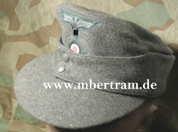 Replik: WH Einheitsfeldmütze M 43, Adler u. Kokarde. Gr. 58