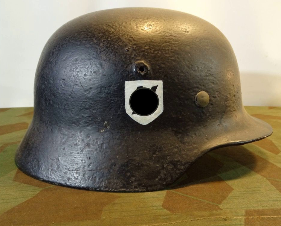 Helmglocke M 35 in schwarz mit erneuerten SS Emblemen, vernarbt