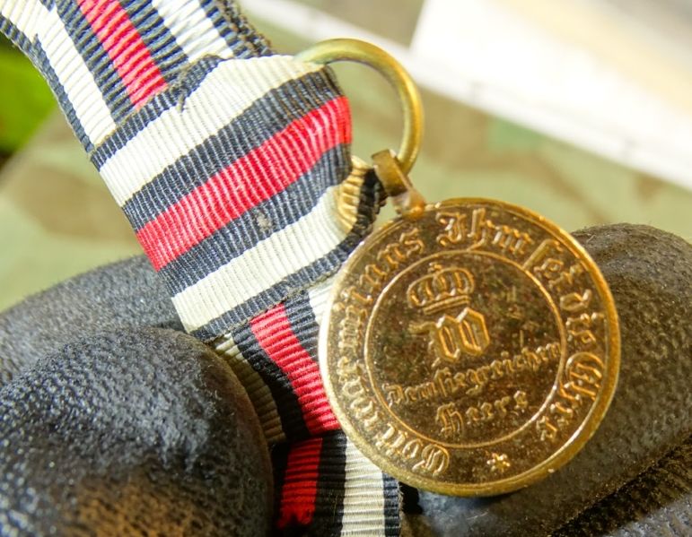 19mm Miniatur Kriegsdenkmünze 1870/71, Buntmetall mit Bandschleife