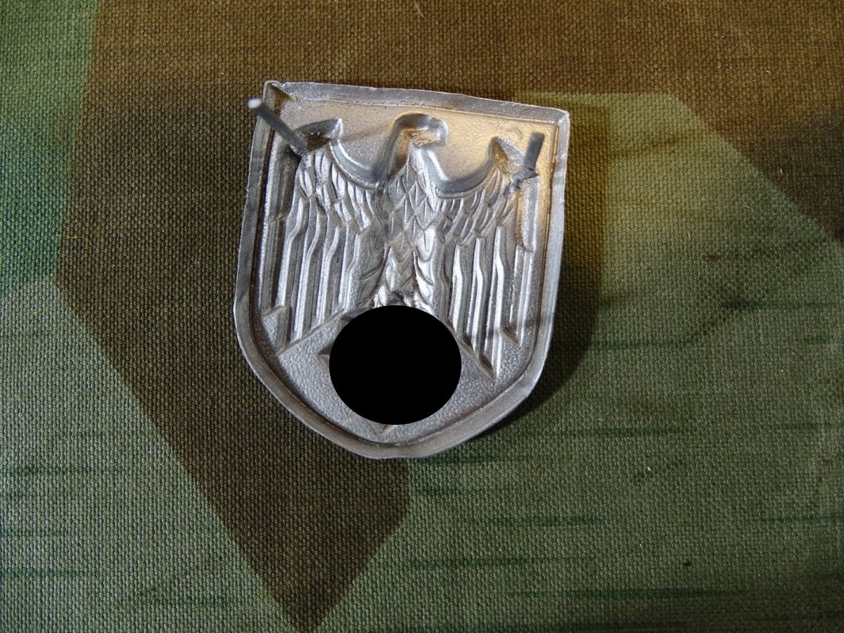 Adler Wappen für Wehrmachts Tropenhelm, frühes Stück, Buntmetall lackiert, alle Splinte dran
