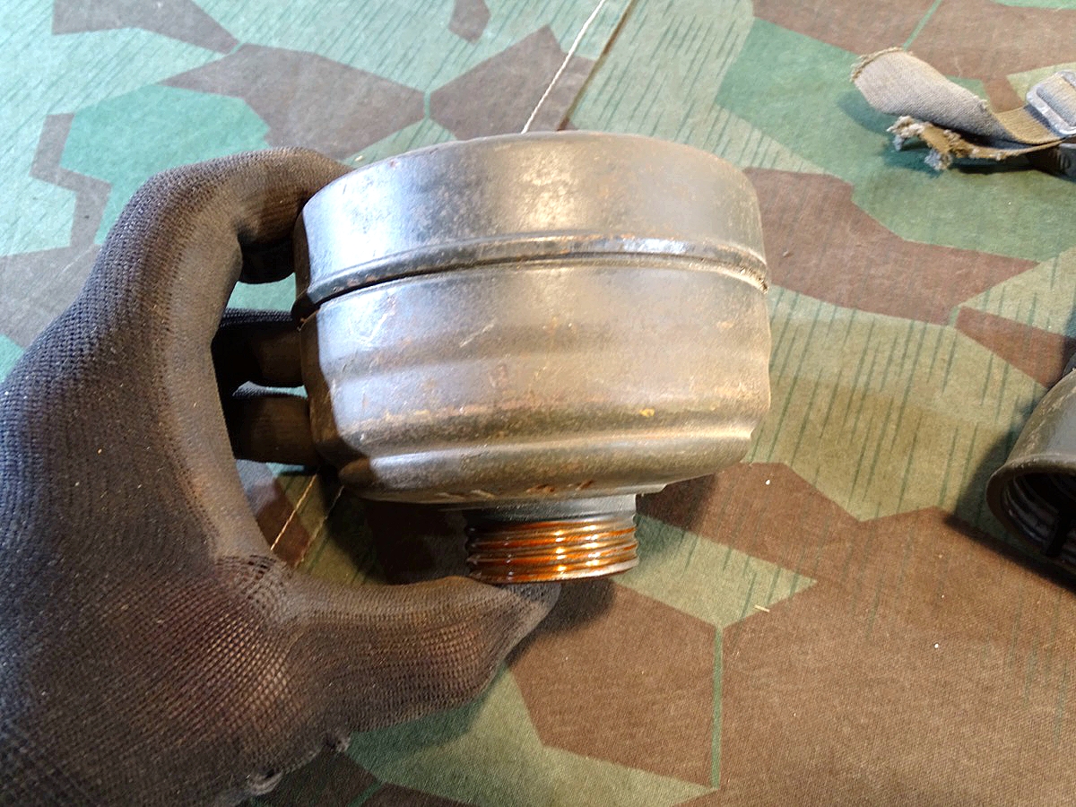 20867-5 Gasmaske Wehrmacht, recht trocken, leichte Risse mit Filter FE 41