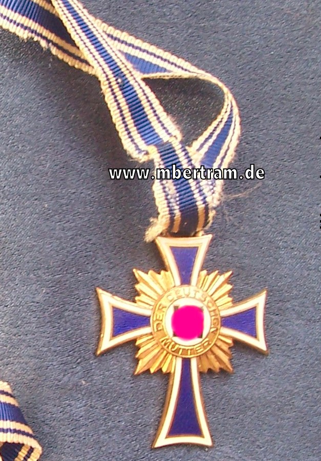 Ehrenkreuz der Deutschen Mutter in gold. Am langen Halsband