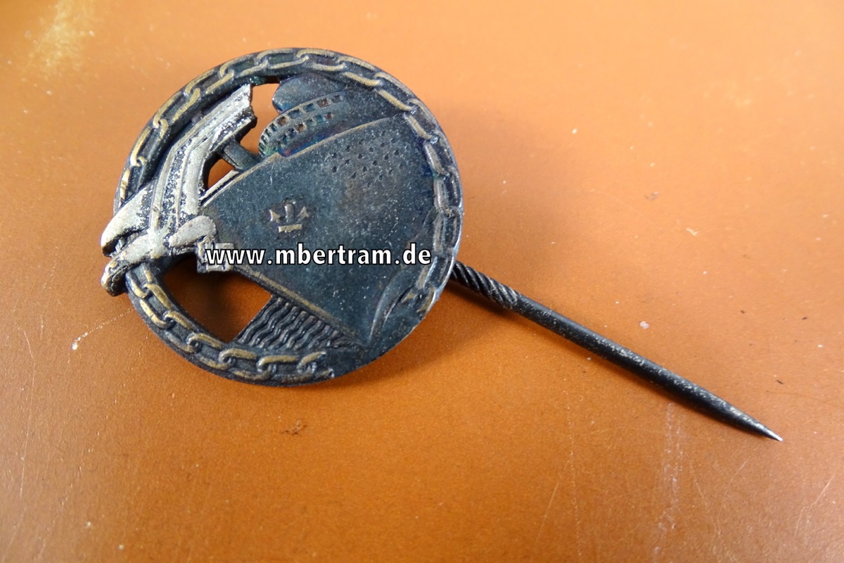 Halbminiatur Blockadebrecher - Kriegsabzeichen Buntmetall 26 mm