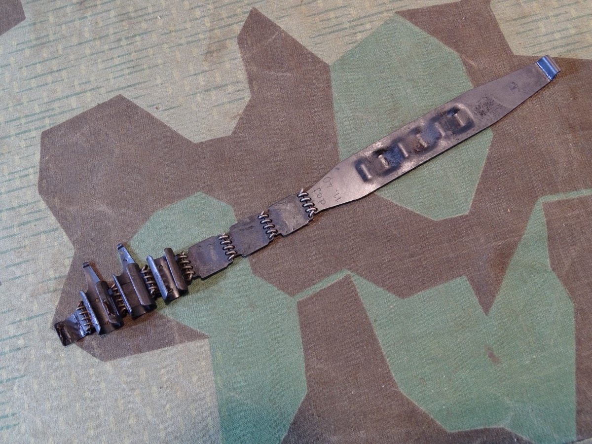 Einführstück mit 3 Patronenhaltern für MG 42 / MG 34  "dej" ( Schwelm ) 11.40, großer WaA