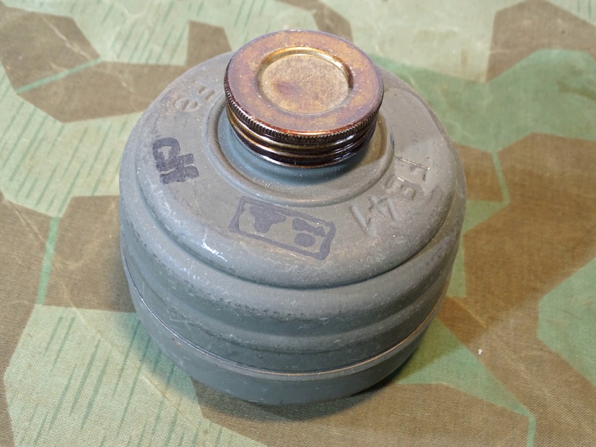 Filter  FE 41 Wehrmacht mit beiden Verschlusskappen, unbenutzt, clf 1944, WaA "