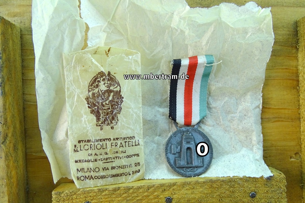 Deutsch-Italienische Afrika-Feldzugsmedaille, in Silber, mit Tüte