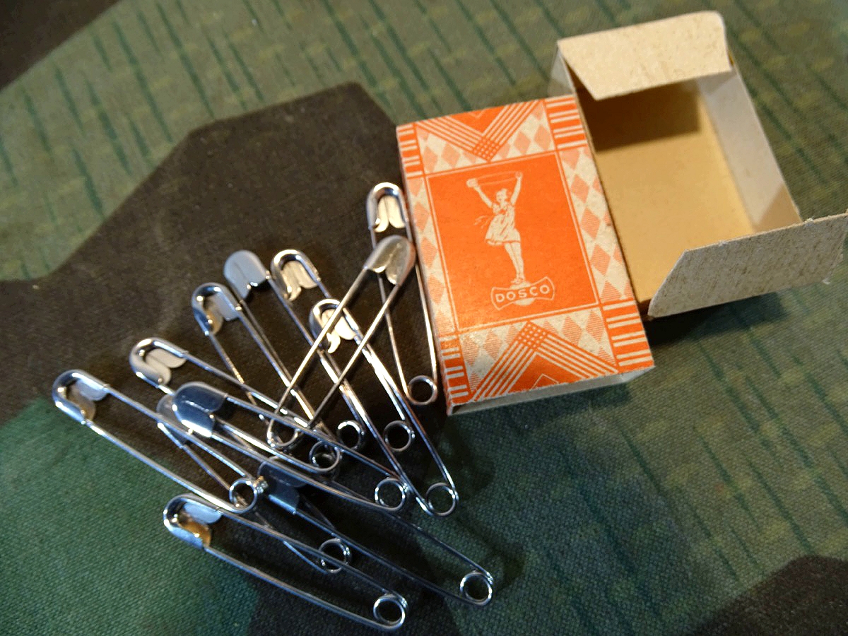 1 Duzend Sicherheitsnadeln Gr. 2 . Originalverpackt, Luftschutz und Sanitätsmaterial. 