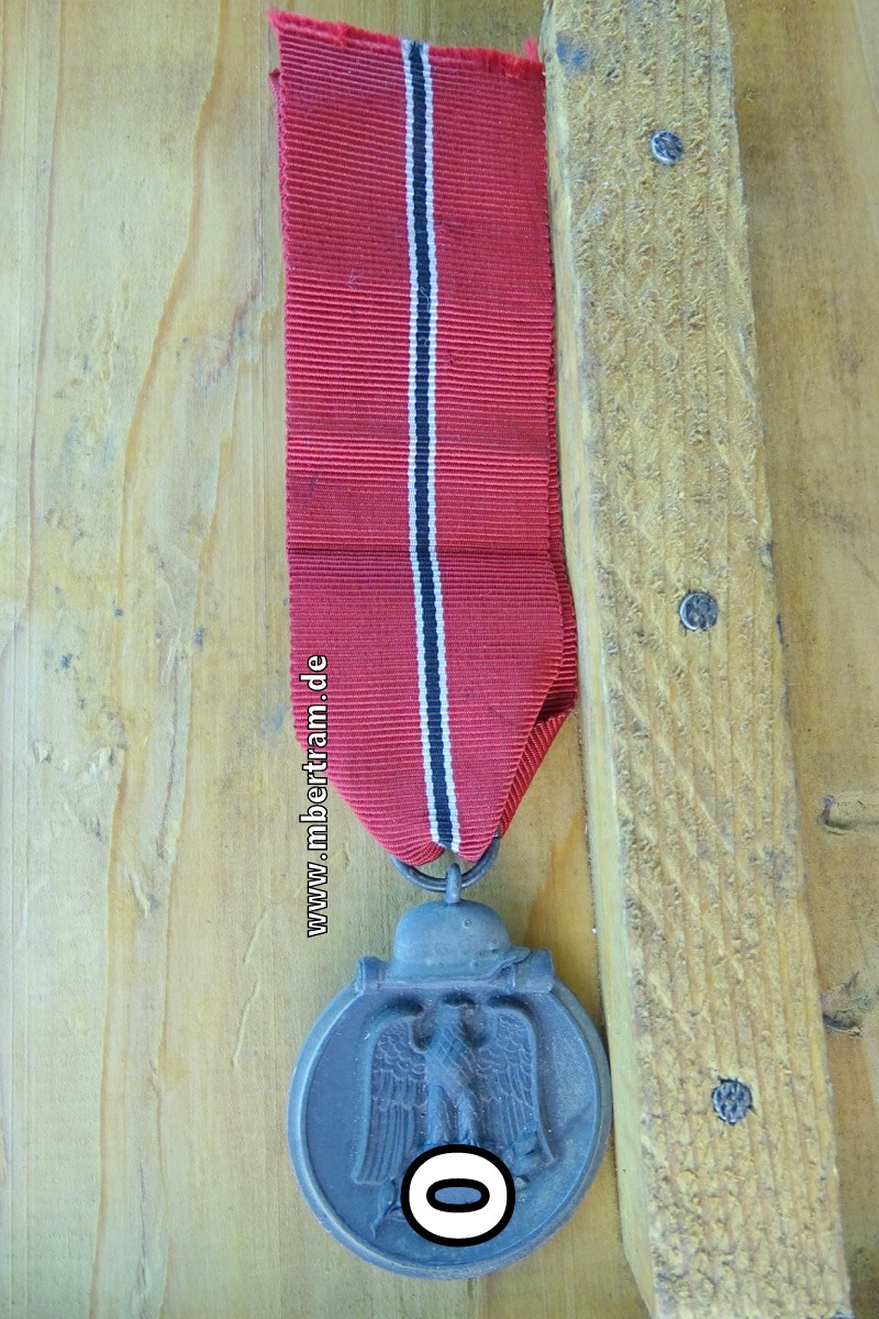 Medaille Winterschlacht im Osten,  Feinzink, am Band, Hersteller 4