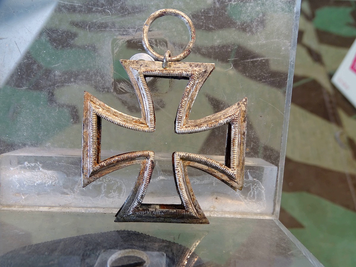 Rahmen eines EK 2 1939 , Frostversilbert, ungereinigt, 2. Weltkrieg mit Herstellermarke 4 im Ring. Steinauer. 