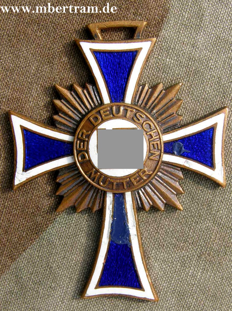 Mutterkreuz bronze, Ohne Band, reparierter Emaillschaden.