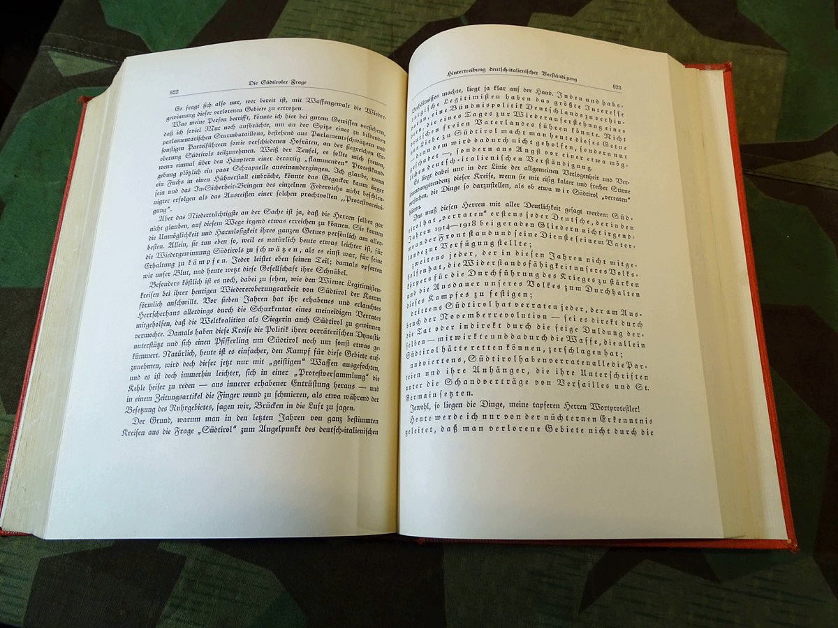 Sehr seltener Mein Kampf als Jubiläumsausgabe in rotem Leinen. Sehr seltener Mein Kampf als Jubiläumsausgabe in rotem Leinen.