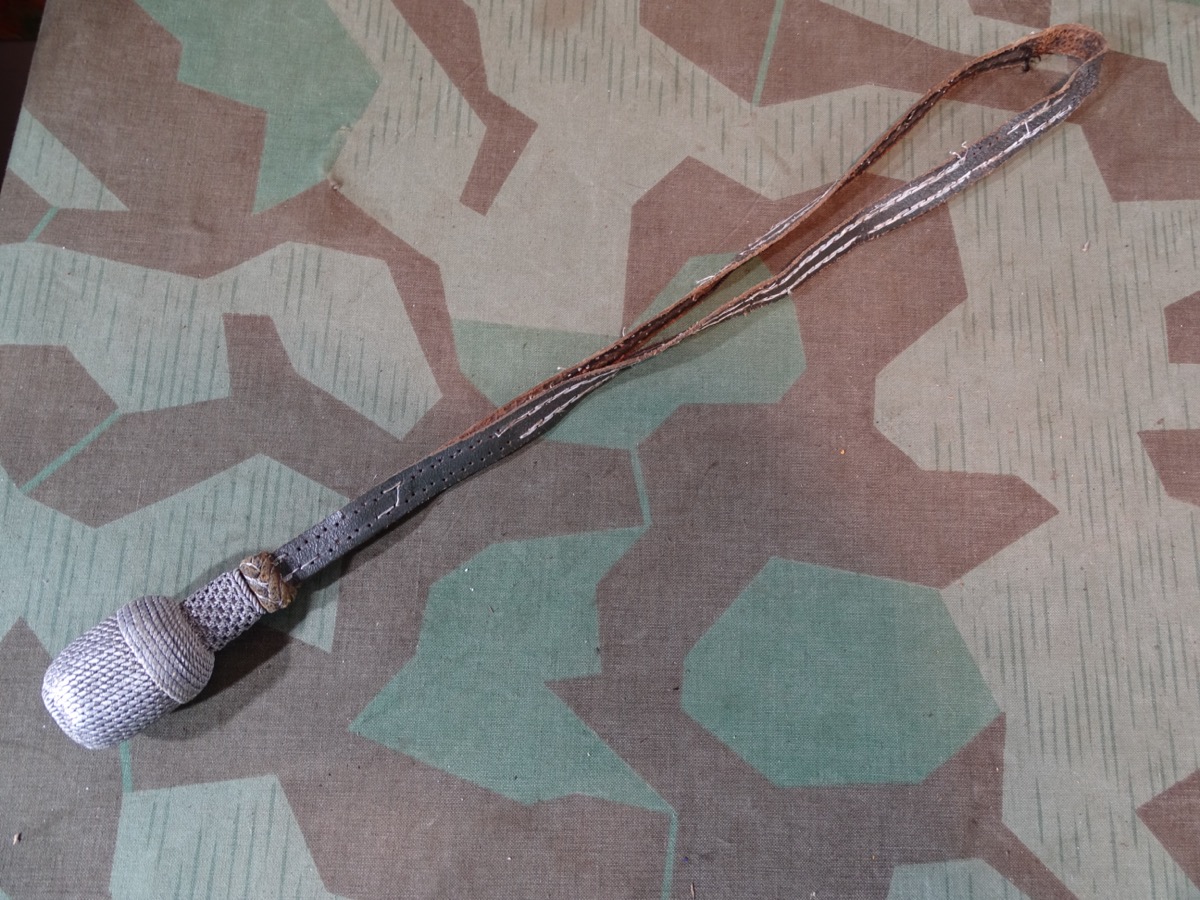 Portepee für Offizierssäbel Wehrmacht, graues Lederband mit Metallfaden Durchzügen. Stark getragen  Portepee für Offizierssäbel Wehrmacht, graues Lederband mit Metallfaden Durchzügen. Stark getragen