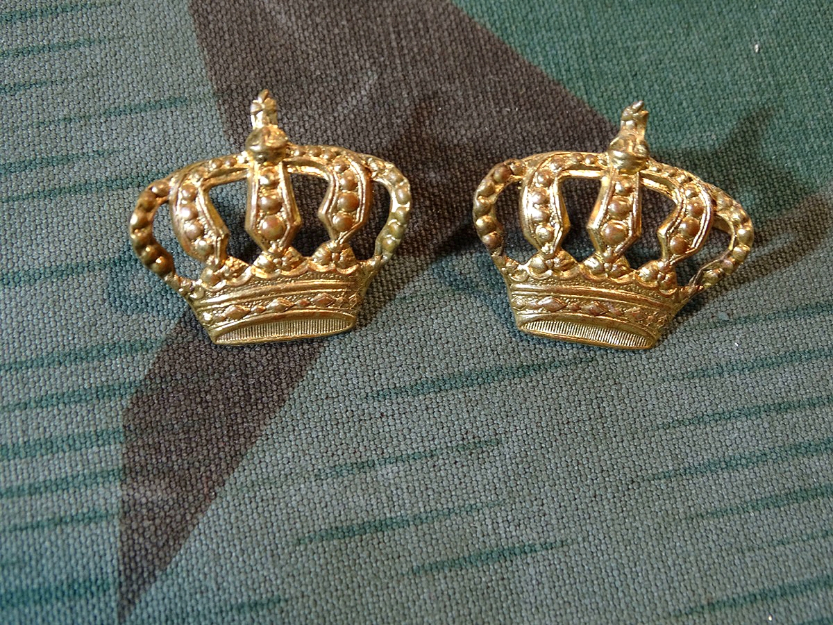 2 preussische Königskronen, Metall, vergoldet . Auflage Schulterklappe etc. H ca. 22 mm. 