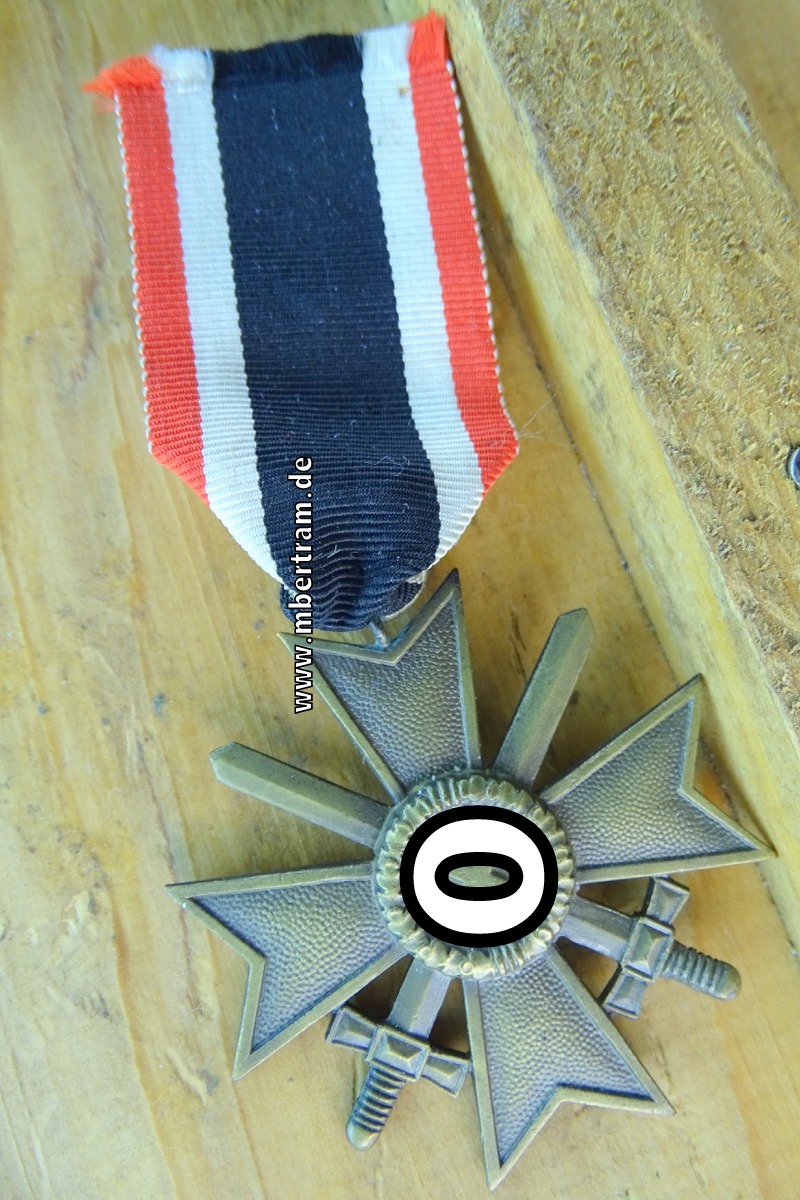 Kriegsverdienstkreuz 1939 2. Klasse mit Schwertern, Buntmetall, am Band