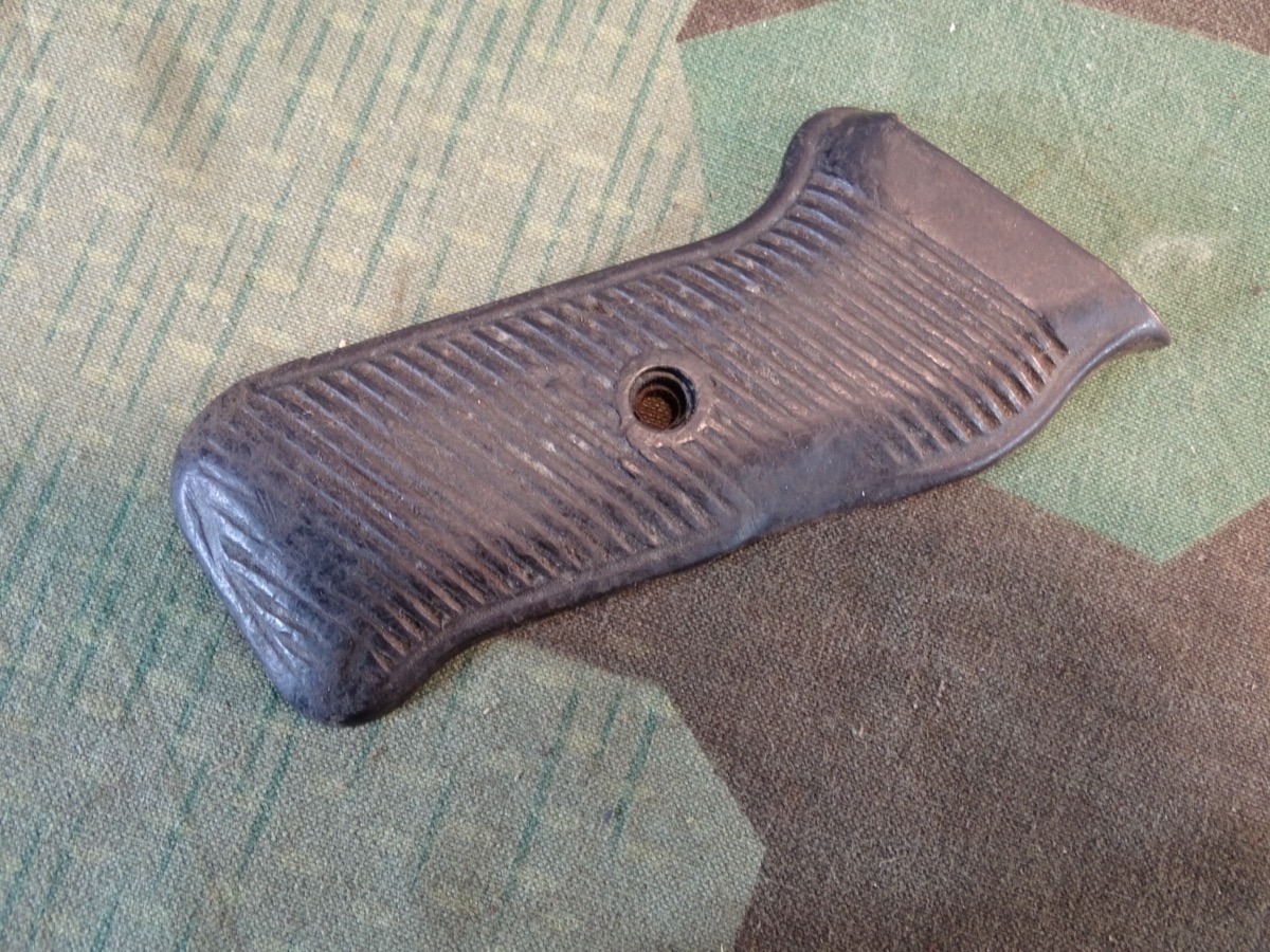 Einzel Original Griffschale für MP 40 Wehrmacht, unten leicht angerissen