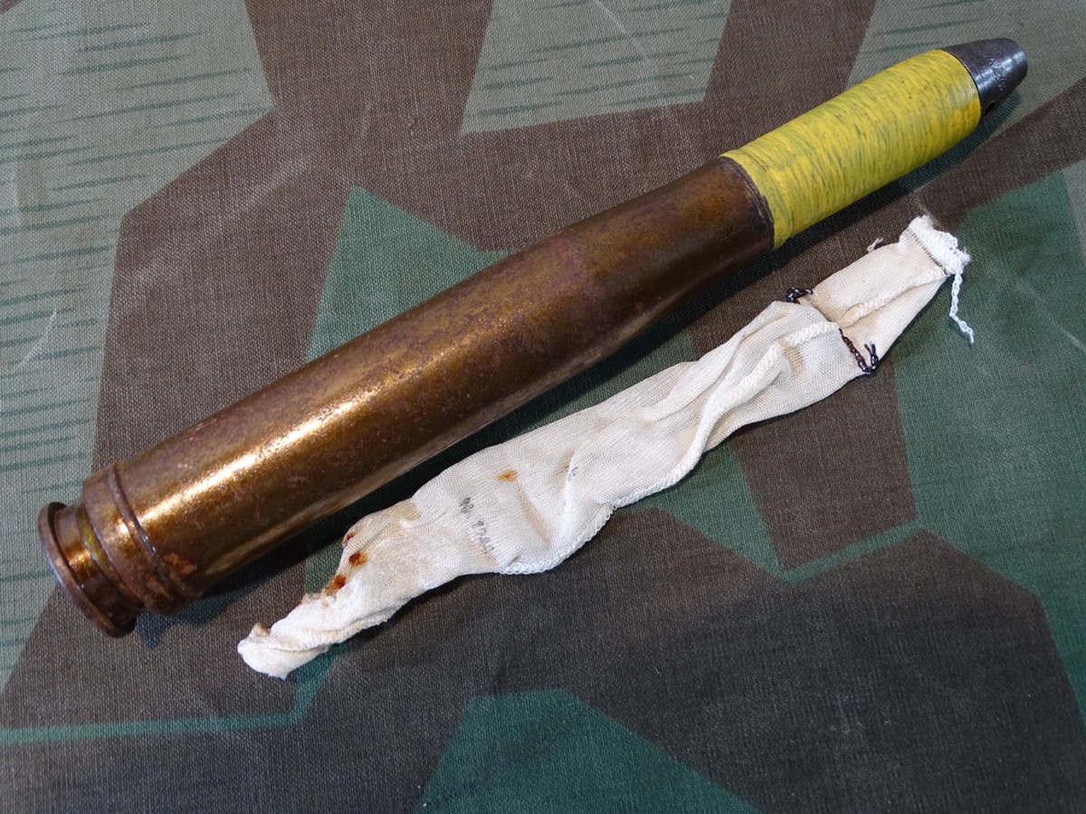 Deko Spreng Granat Patrone 2 cm Flak 38, Stahlhülse, Zünder,  Ladungssäckchen. 