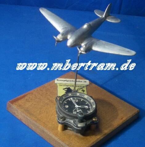 Kriegsmodell Heinkel HE 111 Bomber, Alu, Holzfuß, Borduhr