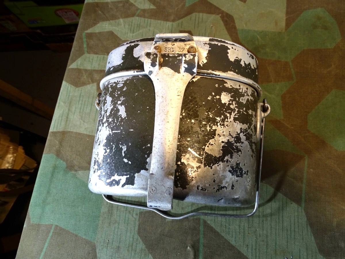 Frühes Wehrmacht Kochgeschirr. Beide Teile gleiches Baujahr: Unterteil MN 37,  Deckel SRM 37