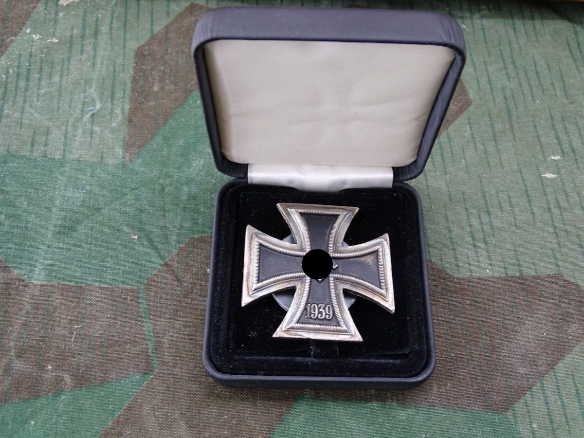 Replik: Eisernes Kreuz 1. Klasse 1939 mit Schraubscheibe in Etui. Mit schöner dunkler Patina