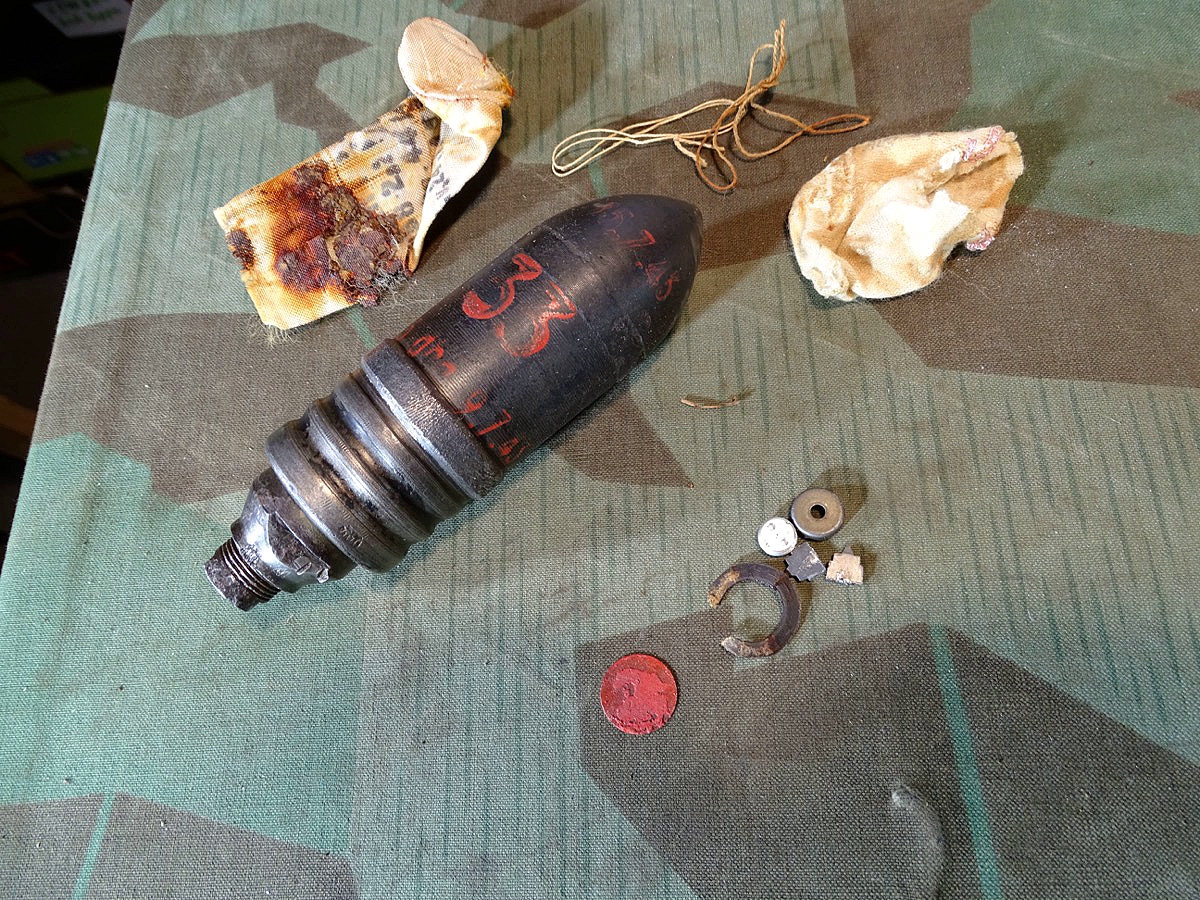 TOP 3,7 cm Flak Deko Panzer Geschoss 1944, ( Zündapp Werke )  Originalfarbe, Leuchtspurhülse, Ladungssäckchen