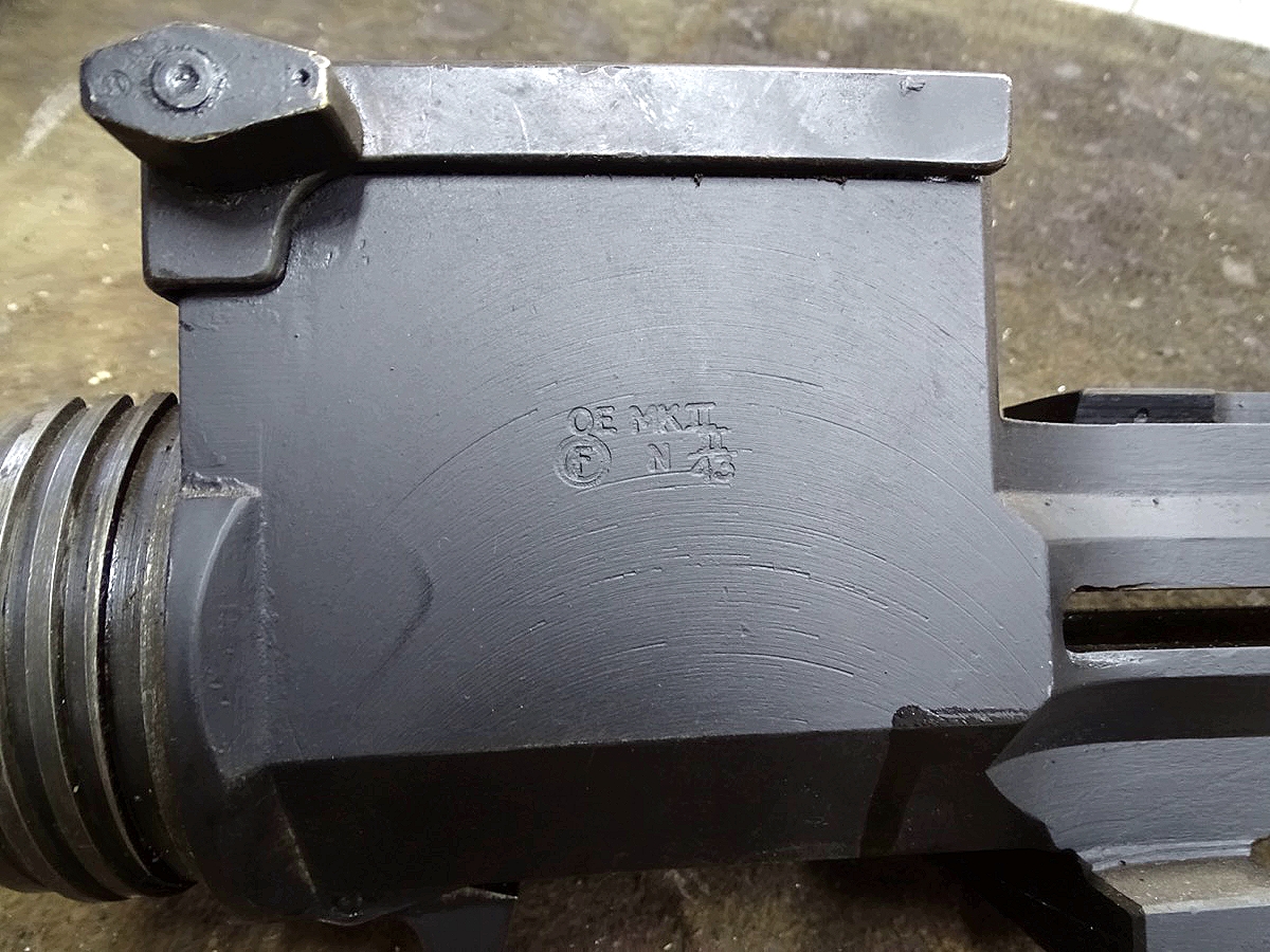 Deaktivierte 20 mm Oerlikon Flak MK 2, 1943, getarnte Behelfslafette, Wehrmachts Beutekanone, 1 Magazin, ( Nr. S-33141)