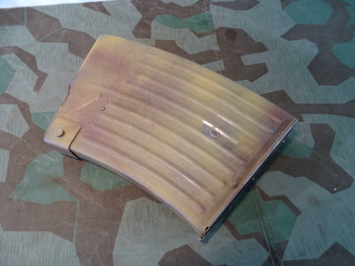 Sandgelbes, getarntes Magazin für Wehrmachts 2 cm Flak 30 oder 38, guter Zustand. Code ets