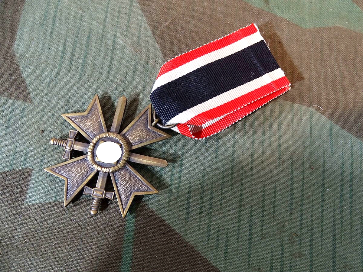 Kriegsverdienstkreuz 2. Klasse 1939 mit Schwertern, Buntmetall, Band, schöne Erhaltung