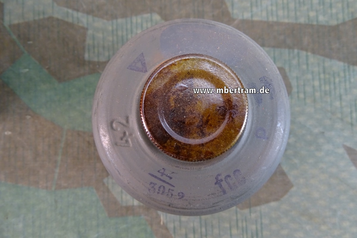 Hoher Wehrmacht  Gasmasken Filter FE 42 , mit beiden Kappen u. Beschriftung 1944