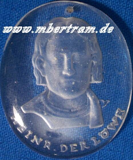 WHW Glasabzeichen "Heinrich der Löwe", März 1941, Serie " Köpfe berühmter deutscher Männer   