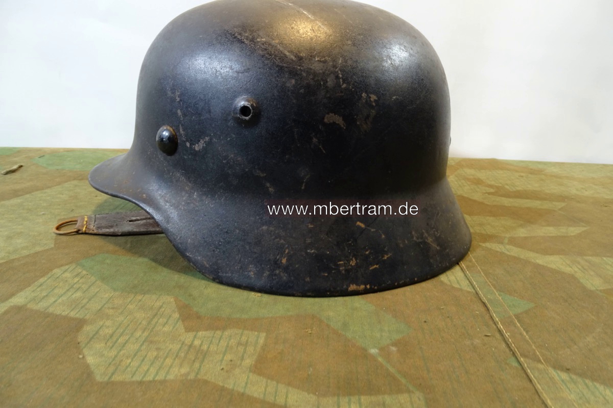 Wehrmachts Stahlhelm  M 35 weiterbenutzt bei Feuerwehr. Glattes Metall.