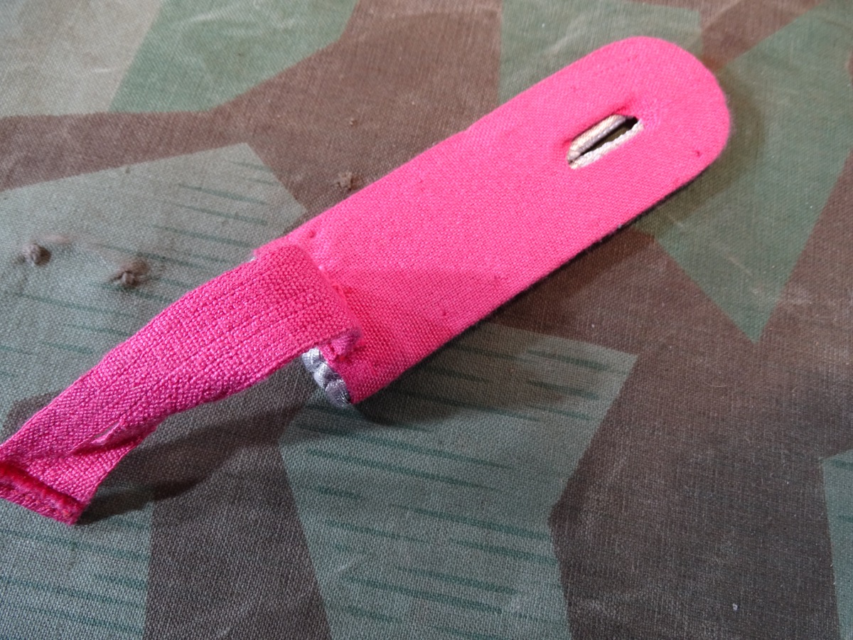 Schulterklappe Leutnant der Panzer, Waffenfarbe rosa, zum aufschlaufen, top Zustand